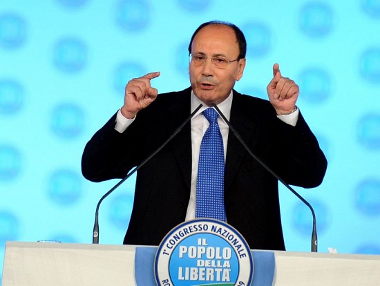 Situazione politica italiana: Pdl a pezzi, parla Schifani «Con Fini pace o rottura»