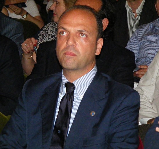 La platea adotta il delfino e spiazza Silvio