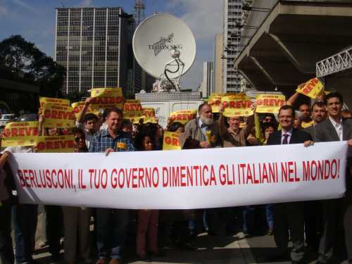 Berlusconi e os italianos no mundo: presença de premier, em São Paulo, é marcada por ato de protesto